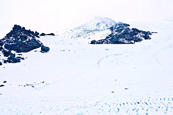 Elbrus Alacakaranlık Elbrus Akşam Bulutlarına Tırmanıyor 4000 Metre Yükseklikte — Stok fotoğraf