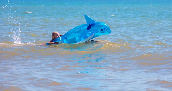 Χαρούμενα Κορίτσια Κολυμπούν Ένα Φουσκωτό Δελφίνι Παιχνίδι Λούζεται Στη Θάλασσα — Φωτογραφία Αρχείου