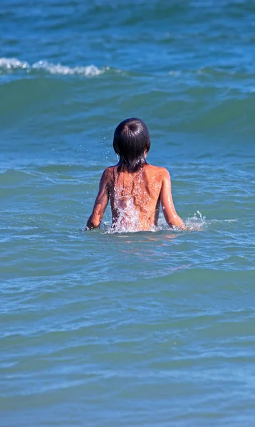 Felice Ragazzo Con Schiena Nuotare Mare Aperto Formato Verticale — Foto Stock