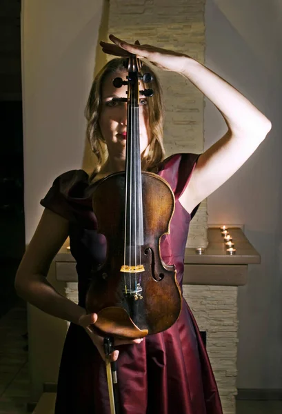 Violinista Menina Com Violino Perto Rosto Com Velas — Fotografia de Stock