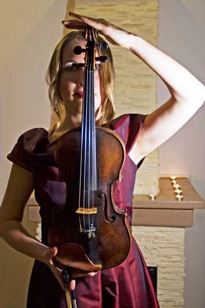 Violinista Jovem Vestido Veludo Detém Violino Mestre Perto Lareira Formato — Fotografia de Stock