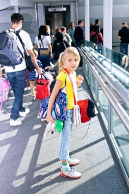 Uçağa binmek için acele et, mutlu küçük kız merdivenleri tırmanıyor.