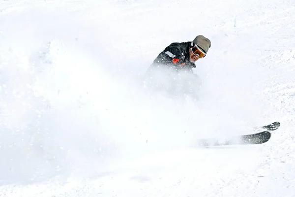 Esquiador Turbilhão Neve Esquiador Coberto Neve Ligar Uma Pista Esqui — Fotografia de Stock