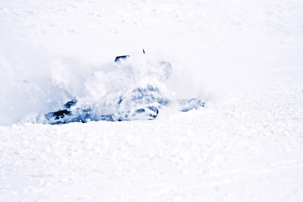 Лижник Падає Лижник Вкритий Снігом Включенні Лижному Схилі — стокове фото