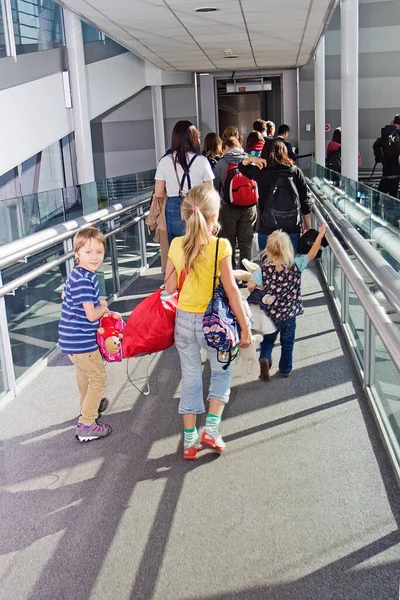 Niños Apresuran Subir Avión — Foto de Stock