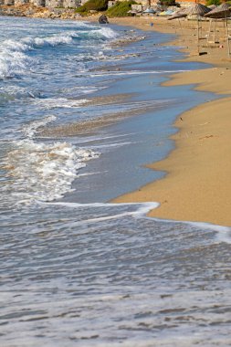 Gündüz Ege Denizi 'nde kumlu sahil, tatil köyü, dikey format