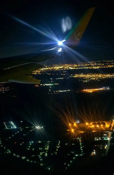 着陆时飞越夜城 模糊不清 垂直飞行 — 图库照片