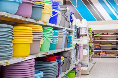 Süpermarketteki renkli plastik leğenler ve kovalar.