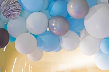 Şenlikli arka plan ve mavi beyaz ve siyah balonlar. Kutlama açılışı. çocuk partisi