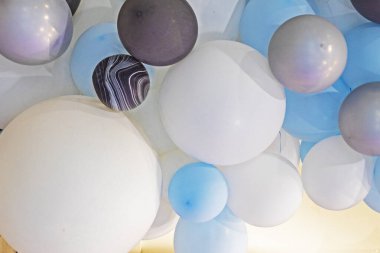 Şenlikli arka plan ve mavi beyaz ve siyah balonlar. Kutlama açılışı. çocuk partisi