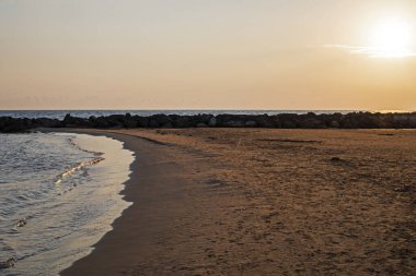 Sicilya 'da teknesi olan Akdeniz kıyısında güzel bir gün batımı.
