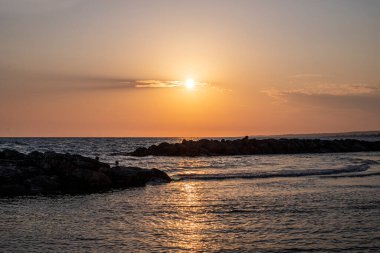 Sicilya 'da bir tekneyle Akdeniz kıyısında gün batımı