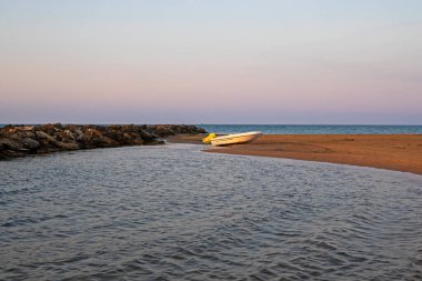 Akşamları deniz kıyısındaki sahilde tekne. İtalya 'yı gezmek