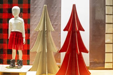 Açık arkaplanda dekoratif yeşil Noel ağaçları