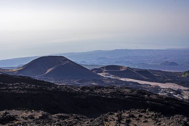 Sicilya 'daki Etna yanardağına giden toprak yol