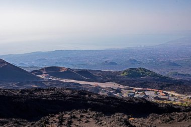 Sicilya 'nın güzel manzarası sabah Avrupa' nın en yüksek aktif yanardağına tırmanırken, Yanardağ Etna