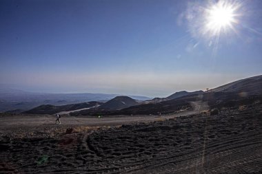 Sicilya 'daki Etna yanardağına giden toprak yol