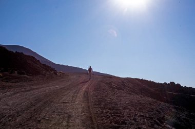 Mutlu bir baba ve kızı sabahın erken saatlerinde Etna volkanının kraterlerine yürüyüş yapıyor. Aktif okul tatili