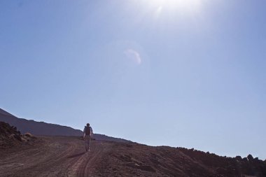 Mutlu bir baba ve kızı sabahın erken saatlerinde Etna volkanının kraterlerine yürüyüş yapıyor. Aktif okul tatili