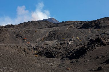 Volkanik patlama Yanardağ Etna 'da Güneşli bir günde sabah