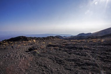 Sicilya 'daki Etna yanardağına giden toprak yol