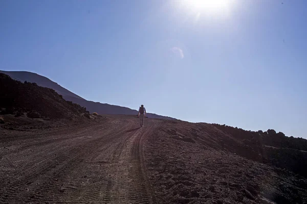 Mutlu bir baba ve kızı sabahın erken saatlerinde Etna volkanının kraterlerine yürüyüş yapıyor. Aktif okul tatili