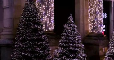 Yılbaşı için Milano 'da ve Yeni Yıl için parlak çelenkleri olan Noel ağaçları ile parlak Noel süslemeleri