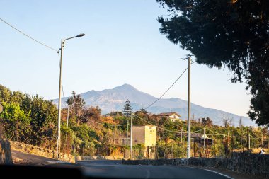 Avrupa 'nın en yüksek volkanına giden yolda güzel bir manzara. Sicilya 'da seyahat