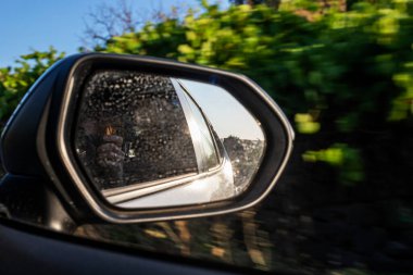 Arabanın sağ aynasından fotoğraf çekiyordum. Arabayla seyahat.