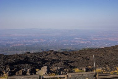 Sicilya 'dan Sicilya' daki Etna volkanı manzarası.