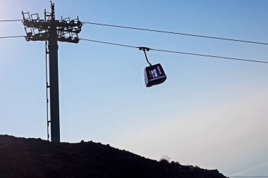 Sabahın erken saatlerinde Etna yanardağına giden teleferik.