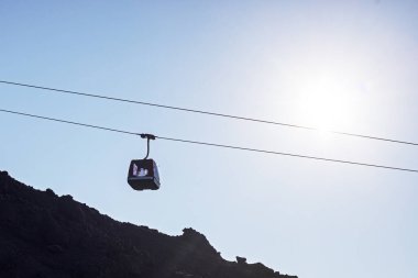Sabahın erken saatlerinde Etna yanardağına giden teleferik.