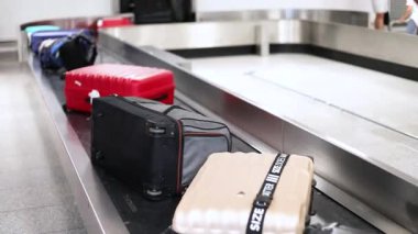 Bagajlarınızı havaalanındaki bagaj teslim bandından ya da taşıma bandından alın. Uçakla seyahat etmek..