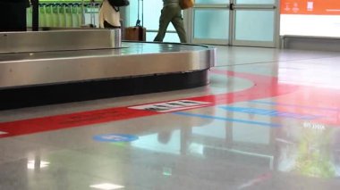 Havaalanındaki yolcuların bavullarıyla birlikte dinlenme odasına geldiler. Uçakla seyahat etmek.