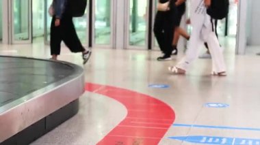 Tipik havaalanı partisi. Şehre gelen ve giden yolcular.