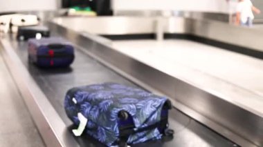 Bavullarınızı havaalanındaki bagaj teslim bandında ya da taşıma bandında bekliyorsunuz. Uçak yolculuğu..