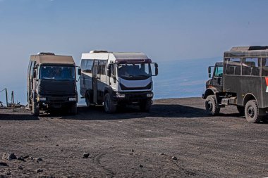 Kar temizleme makineleri dağ yamacında güzel manzaralı kar tımarcıları. Sicilya mevsiminin açılışı