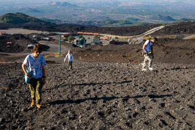 Sabahları Etna Dağı 'na tırmanıyorum. Aktif aile hafta sonu