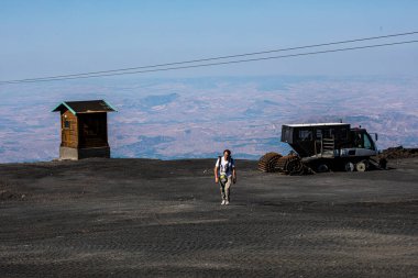 Aile, Etna yanardağına yürüyerek tırmanır. Etkin yeniden yaratma
