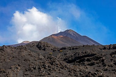 Sicilya 'daki aktif volkan Etna manzarası