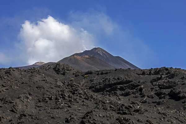 Sicilya 'daki aktif volkan Etna manzarası