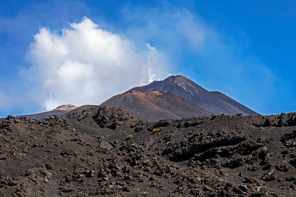 Sicilya 'daki aktif volkan Etna manzarası