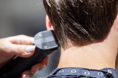 Başının arkasındaki ve kulaklarının altındaki kılları saç makasıyla tıraş et.