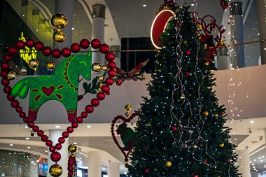 Süpermarkette dekore edilmiş yapay Noel ağacı.