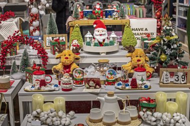 Noel geyikleriyle, Noel Baba 'larla, Noel ağaçlarıyla süslenmiş.