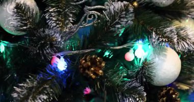 Noel ağacında parlayan ışıklarla süslenmiş Noel baloları..