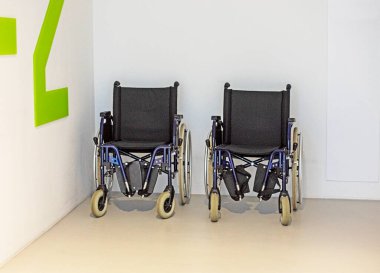 Eklemleri ve sakatlıkları olanlar için lobide tekerlekli sandalyeler. Özgünlük