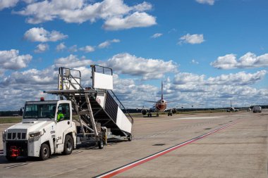 Havaalanındaki bir uçaktan inen yolcuların hareketli adımları