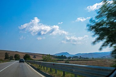 İtalya 'daki dağ yolunda keskin dönüş işareti