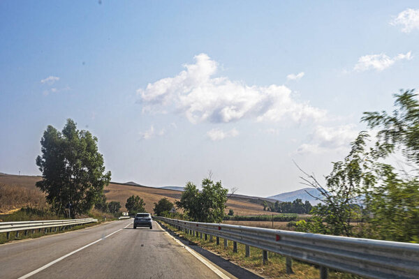 Повернуть знаки на горной дороге в Италии